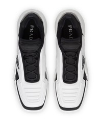 Chaussures de sport blanches et noires Prada