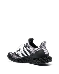 Chaussures de sport blanches et noires adidas