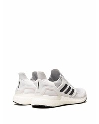 Chaussures de sport blanches et noires adidas