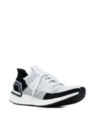 Chaussures de sport blanches et noires adidas