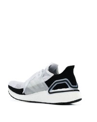 Chaussures de sport blanches et noires adidas