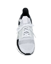 Chaussures de sport blanches et noires adidas