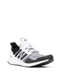 Chaussures de sport blanches et noires adidas