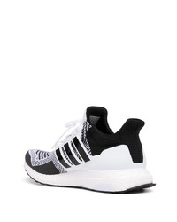 Chaussures de sport blanches et noires adidas