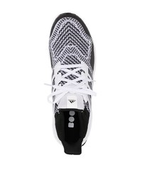 Chaussures de sport blanches et noires adidas