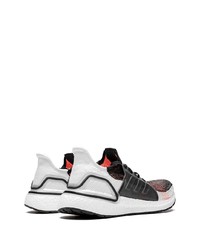 Chaussures de sport blanches et noires adidas