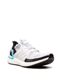 Chaussures de sport blanches et noires adidas