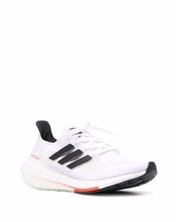 Chaussures de sport blanches et noires adidas