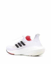 Chaussures de sport blanches et noires adidas