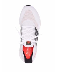 Chaussures de sport blanches et noires adidas