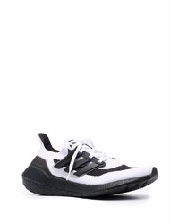 Chaussures de sport blanches et noires adidas