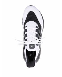 Chaussures de sport blanches et noires adidas