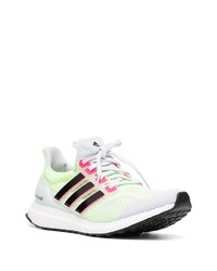 Chaussures de sport blanches et noires adidas