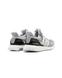 Chaussures de sport blanches et noires adidas