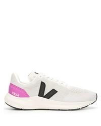 Chaussures de sport blanches et noires Veja