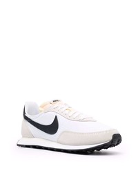 Chaussures de sport blanches et noires Nike