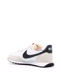 Chaussures de sport blanches et noires Nike