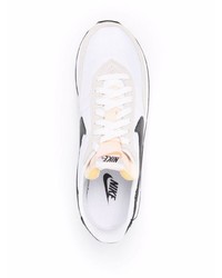 Chaussures de sport blanches et noires Nike