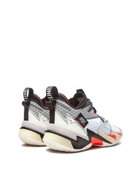 Chaussures de sport blanches et noires Jordan