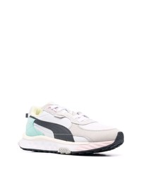 Chaussures de sport blanches et noires Puma