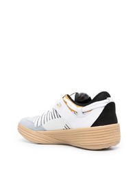 Chaussures de sport blanches et noires Puma