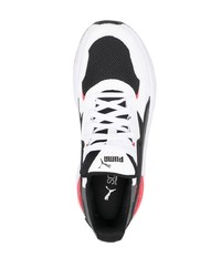 Chaussures de sport blanches et noires Puma