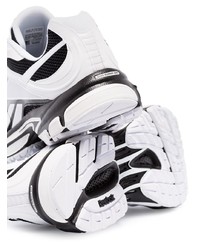 Chaussures de sport blanches et noires Vetements