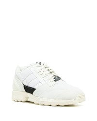 Chaussures de sport blanches et noires adidas