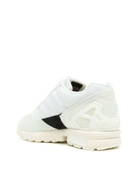 Chaussures de sport blanches et noires adidas