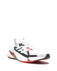 Chaussures de sport blanches et noires adidas