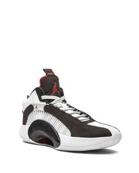 Chaussures de sport blanches et noires Jordan