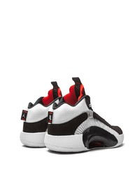 Chaussures de sport blanches et noires Jordan