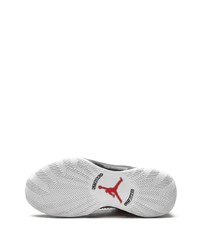 Chaussures de sport blanches et noires Jordan