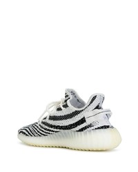 Chaussures de sport blanches et noires adidas YEEZY