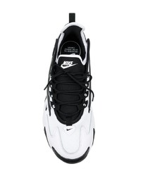 Chaussures de sport blanches et noires Nike