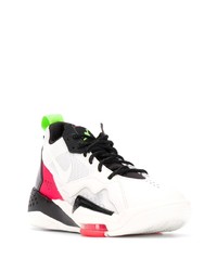 Chaussures de sport blanches et noires Jordan