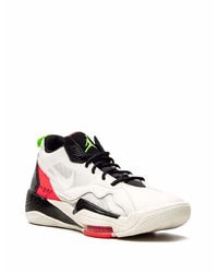 Chaussures de sport blanches et noires Jordan