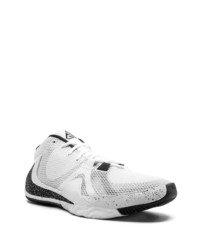 Chaussures de sport blanches et noires Nike