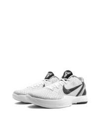 Chaussures de sport blanches et noires Nike