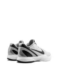 Chaussures de sport blanches et noires Nike