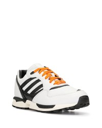 Chaussures de sport blanches et noires adidas