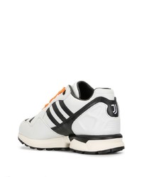 Chaussures de sport blanches et noires adidas