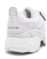 Chaussures de sport blanches adidas