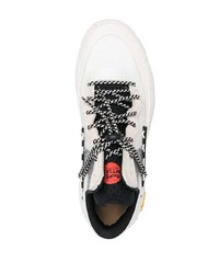 Chaussures de sport blanches Brand Black