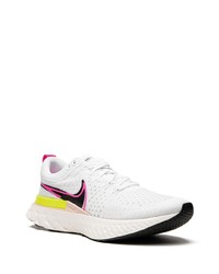 Chaussures de sport blanches Nike