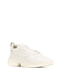 Chaussures de sport blanches adidas