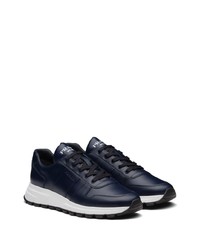 Chaussures de sport bleu marine et blanc Prada