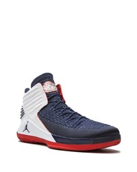 Chaussures de sport bleu marine et blanc Jordan