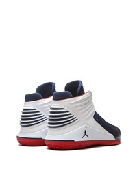 Chaussures de sport bleu marine et blanc Jordan