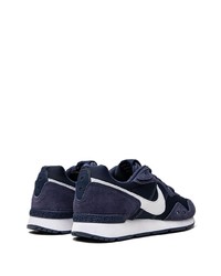 Chaussures de sport bleu marine et blanc Nike